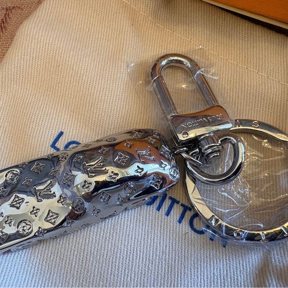LV Metallic Car Keyring - Picture 3 of 3